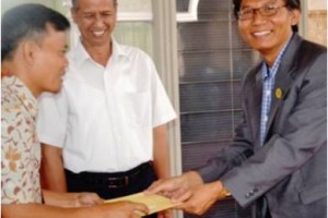Rektor Uniku, Iskandar Hasan saat ,emyrrahkan pengjhargaan kepada ketua Posdaya Nurulhuda Bayuning. 